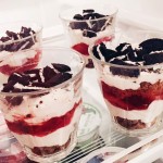 Aardbeien cheesecake met oreo in een glas
